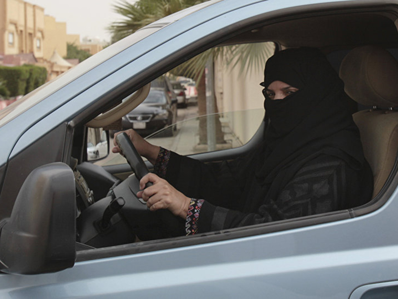 امرأة تدهس رجلاً بسيارتها في السعودية